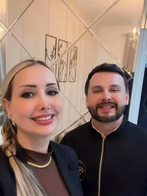 Ana Paula e o Dr. Marcos Vinicius Lima sorrindo, juntos na clínica